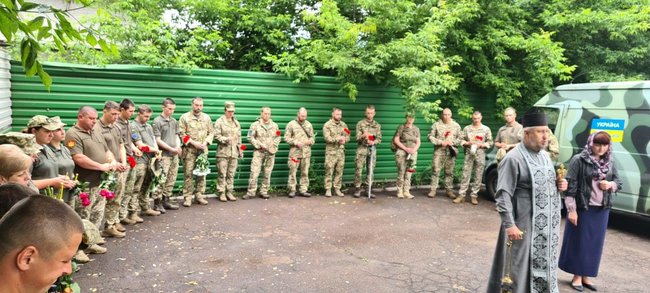 С трагически погибшей при исполнении служебных обязанностей военнослужащей 128-й ОГШБр Кариной Шемчук простились в зоне ООС 04 С трагически погибшей при исполнении служебных обязанностей военнослужащей 128-й ОГШБр Кариной Шемчук простились в зоне ООС 04