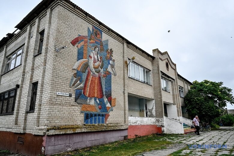 Школа без крыши, дома без окон: войска РФ два дня подряд обстреливают село под Запорожьем 09