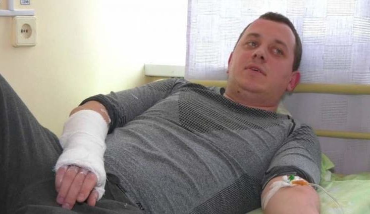 Сломана кисть и повреждено ухо, - руководителя Геокадастра Днепропетровщины Духневича избили в рабочем кабинете сотрудники управления учреждения. ФОТО