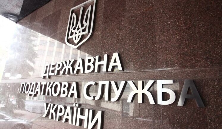Чому не відповідають на гарячих лініях Податкової служби