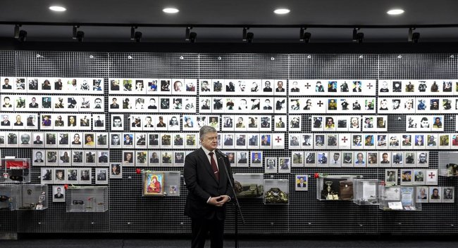 Порошенко нагородив воїнів Української добровольчої армії в Дніпрі: Вони стали на захист свободи і незалежності України в 2014 році 01