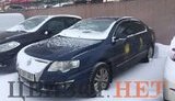Российские дипломаты в Киеве "украсили" свои автомобили украинскими тризубами. ФОТОрепортаж