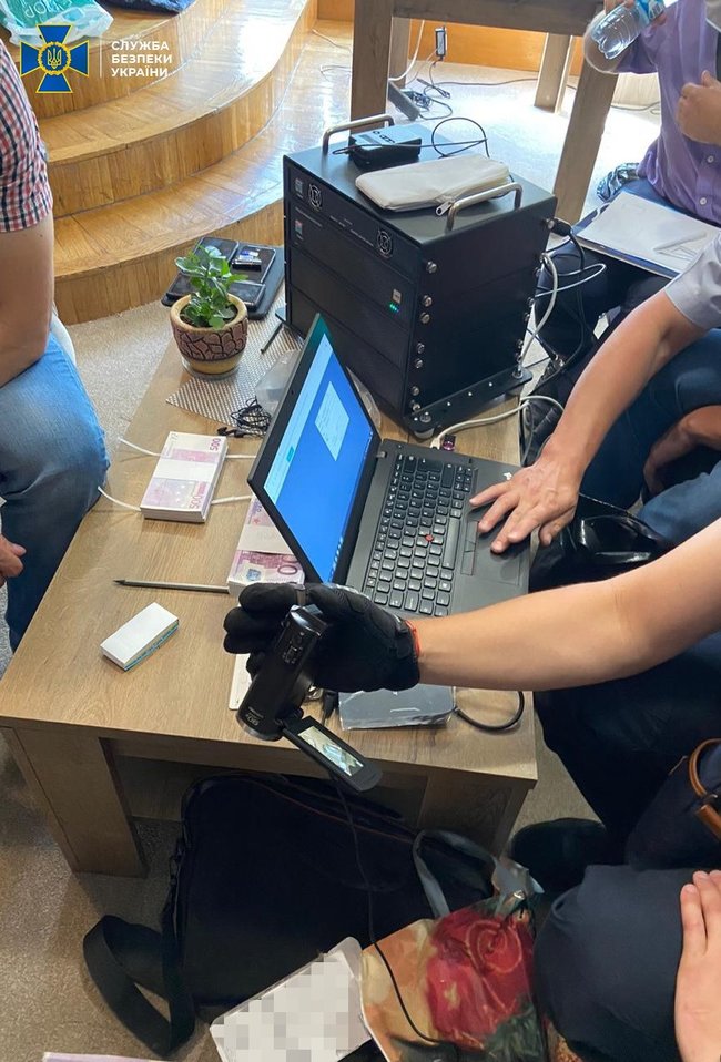 Спробу продажу техзасобу, що дозволяє прослуховувати телефони і контролювати інтернет-трафік, викрили в Києві, - СБУ 03