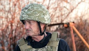 Актер и режиссер Шон Пенн, побывав в Приазовье, увидел последствия российских обстрелов и планирует снять документальный фильм об Украине, - ООС. ФОТОрепортаж