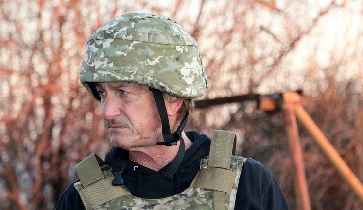Актер и режиссер Шон Пенн, побывав в Приазовье, увидел последствия российских обстрелов и планирует снять документальный фильм об Украине, - ООС. ФОТОрепортаж