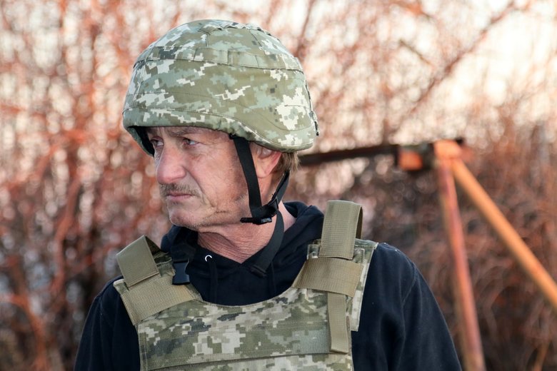 Актор та режисер Шон Пенн, побувавши на Приазовї, побачив наслідки російських обстрілів та планує зняти документальний фільм про Україну, - ООС 01