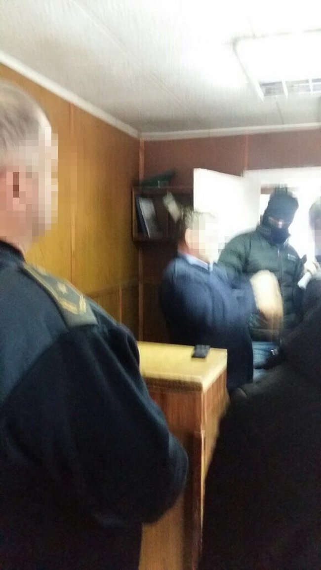 СБУ викрила на хабарі двох посадовців Рівненської митниці 03