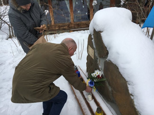 Польський дисидент Калиновський встановив памятний знак Героям Небесної Сотні на своїй ділянці 02