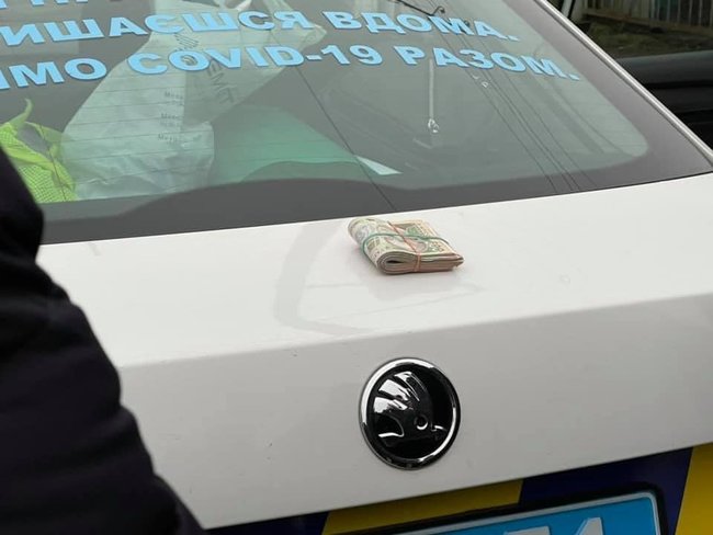 Патрульный задержан на взятке в 40 тыс. грн за беспрепятственное передвижение грузовиков в Кривом Роге 05