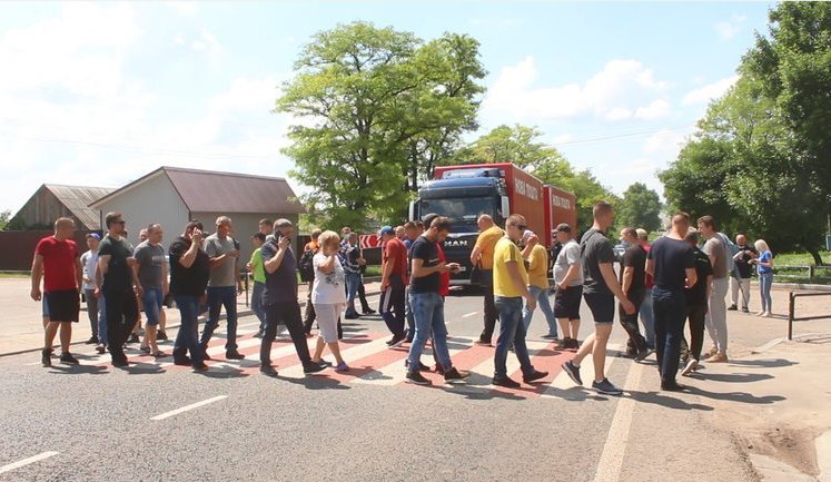 Співробітники уранових шахт перекрили трасу на Кіровоградщині з вимогою виплатити зарплату. ФОТОрепортаж