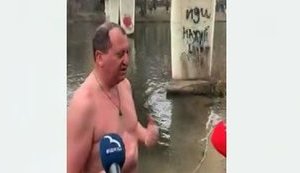 Мер Сум Лисенко на своїй сторінці в соцмережі опублікував запис купання на Водохреще з написом "Іди нах#й" на опорі моста. ВIДЕО