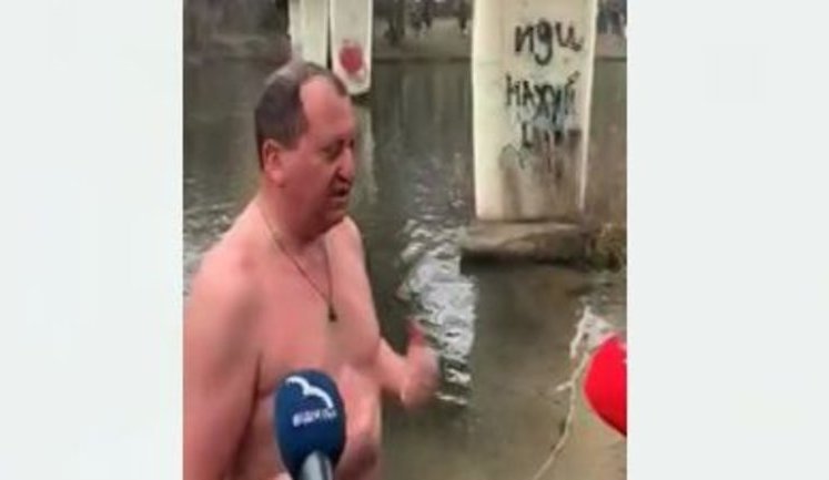 Мер Сум Лисенко на своїй сторінці в соцмережі опублікував запис купання на Водохреще з написом "Іди нах#й" на опорі моста. ВIДЕО