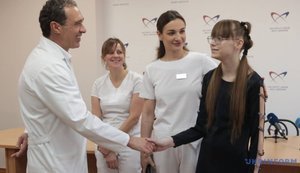 В Україні вперше пересадили обидві легені дитині: за тиждень дівчинка вже гуляла, а за місяць - бігала. ФОТО
