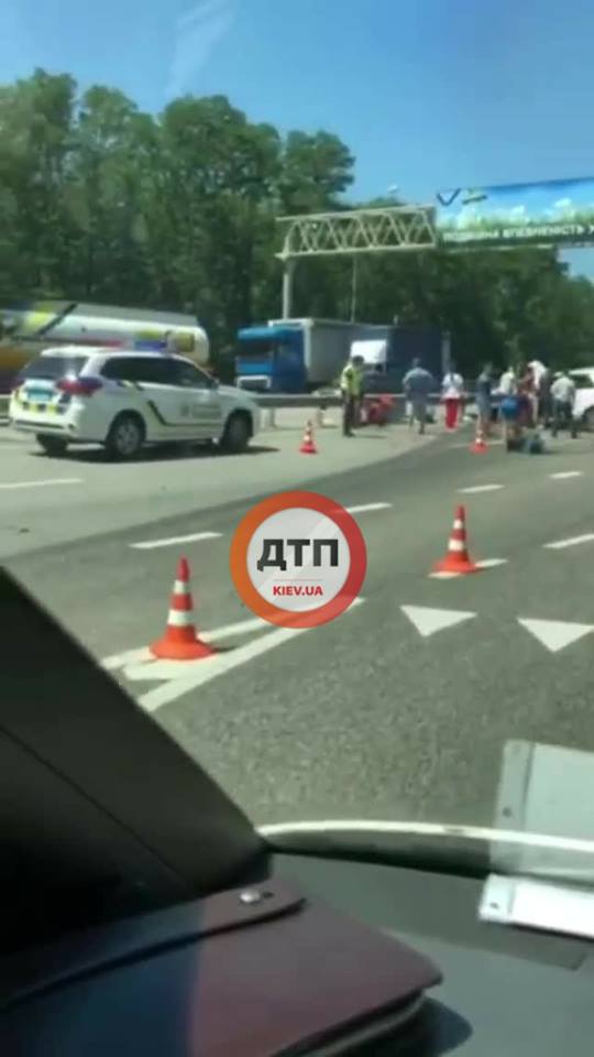 Внедорожник влетел в автобус под Киевом: один человек погиб 03