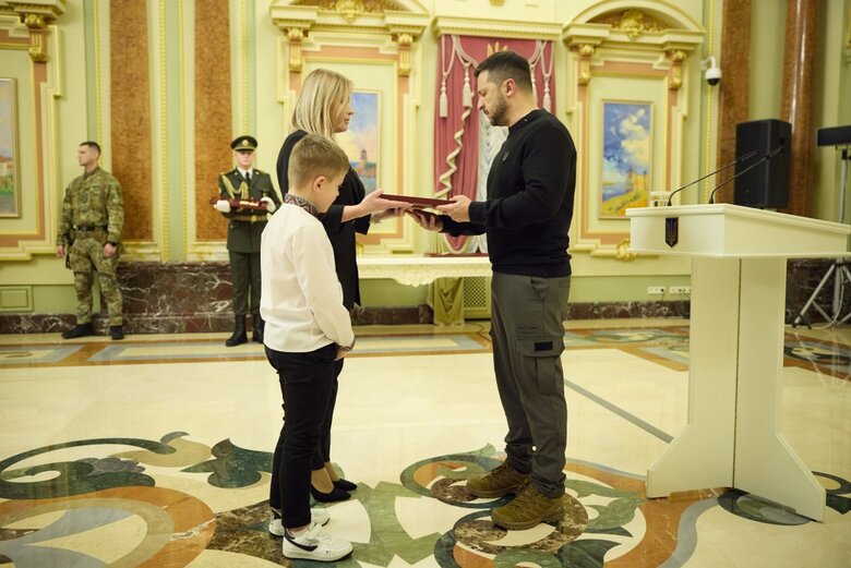 Зеленський вручив військовим та рідним загиблих героїв ордени Золота Зірка й сертифікати на квартири 10