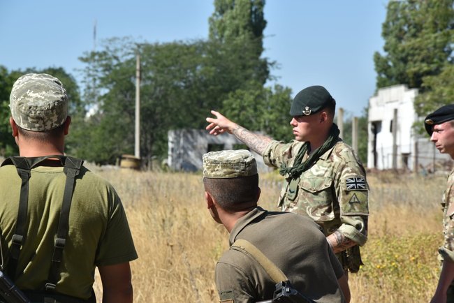 Британські інструктори тренують бійців 28 ОМБр 04
