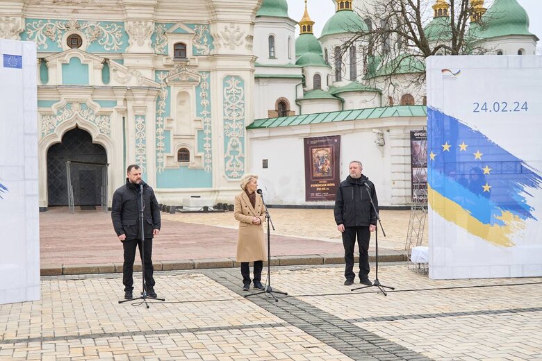 Фон дер Ляєн передала 50 авто Україні
