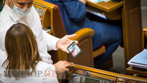 Очередь к Шмыгалю, Тищенко "хвастается" видео со своим танцем, "страшные елки" Шахова и Кива в объятиях Суркиса, - работа Рады 16 июля. ФОТОрепортаж