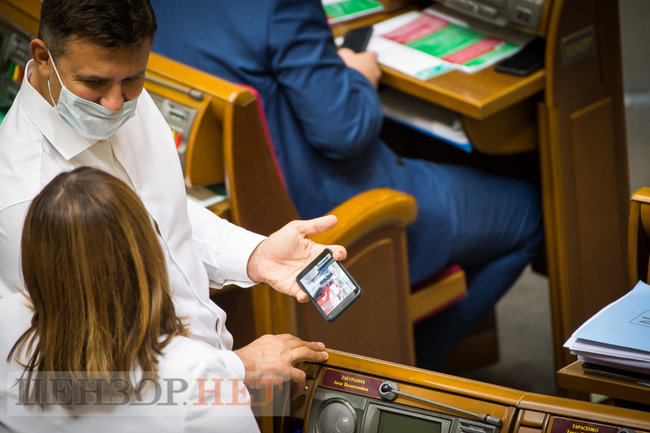 Черга до Шмигаля, Тищенко хвалиться відео зі своїм танцем, страшні ялинки Шахова та Ківа в обіймах Суркіса, - робота Ради 16 липня 04