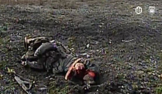 Операторы дронов Птахи Мадяра ликвидировали оккупанта, завешенного сумками и амуницией посреди поля.