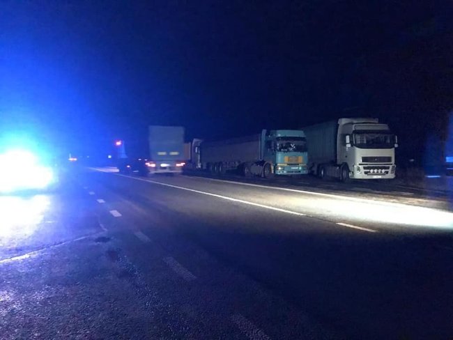 Водители более сотни грузовиков саботируют взвешивание и заблокировали движение на трассе под Николаевом, - Укртрансбезопасность 03 Водители более сотни грузовиков саботируют взвешивание и заблокировали движение на трассе под Николаевом, - Укртрансбезопасность 03