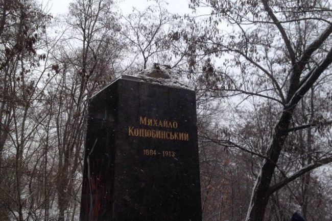 С могилы Коцюбинского в Чернигове вандалы похитили 100-килограммовый бронзовый бюст 02