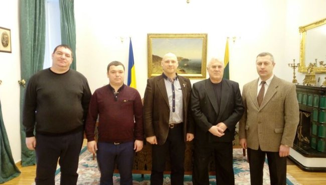 Четверо українських воїнів, які зазнали поранень у зоні військових дій на Донбасі, прибули в Литву для реабілітації, - посольство 02
