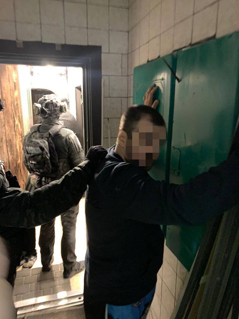 Столичні правоохоронці викрили групу осіб, які били та калічили підприємця, вимагаючи криптовалюту 05