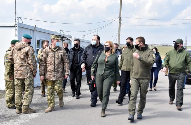 Віцемаршалок Сейму Польщі Госієвська і віцеспікер Сейму Литви Саударгас відвідали зруйноване найманцями РФ Широкине 01