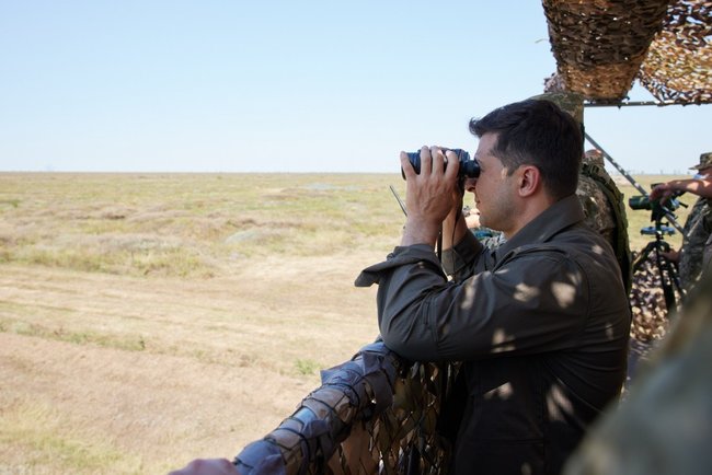 Zelenskyi watches military exercises in Mykolaiv region 01