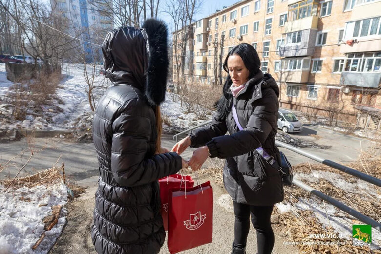 Вдовам оккупантов из Владивостока власти раздали колбасу 02