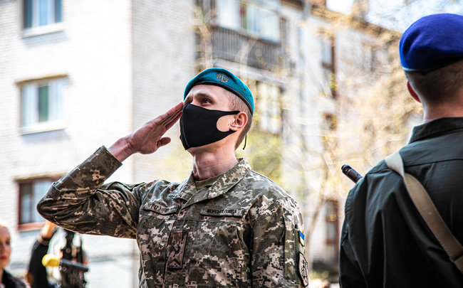 Меморіальну дошку загиблому на Донбасі морпіху 36-ї ОБрМП Олександру Швецю відкрили в Олександрії 04