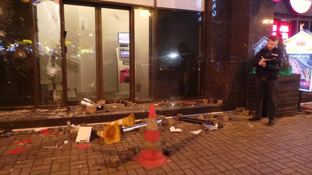 Добровольчий Рух ОУН на честь Дня українського добровольця закидав офіс компанії Ахметова і відділення Альфа-банку камінням (оновлено) 23