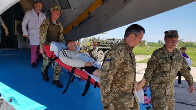11 поранених військовослужбовців доставлено авіацією в Одесу, четверо з них у реанімації, - волонтер Танцюра 05
