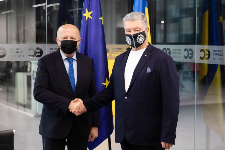 Порошенко встретился с евродепутатом Кубилюсом: Россия набирает обороты, нельзя допустить энергетического реванша 06