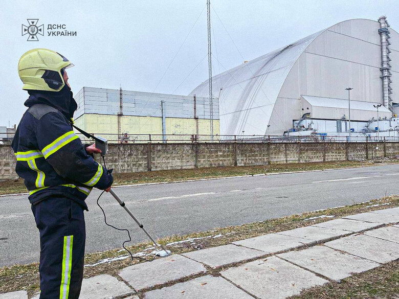 Удар російського дрону по ЧАЕС: ситуація під контролем, радіація в нормі