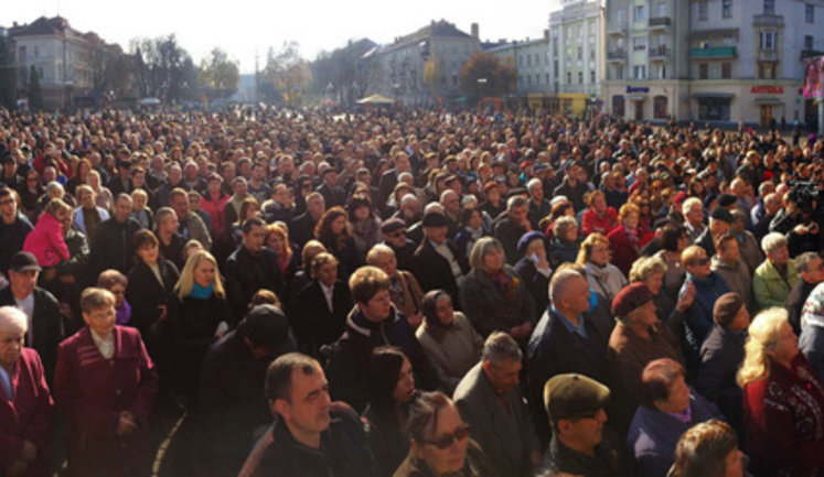 Несколько тысяч жителей Тернополя протестовали против подорожания проезда. ФОТОрепортаж
