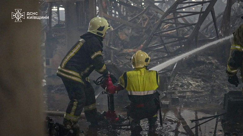 ДСНС завершила ліквідацію масштабної пожежі після російської атаки на Київщину