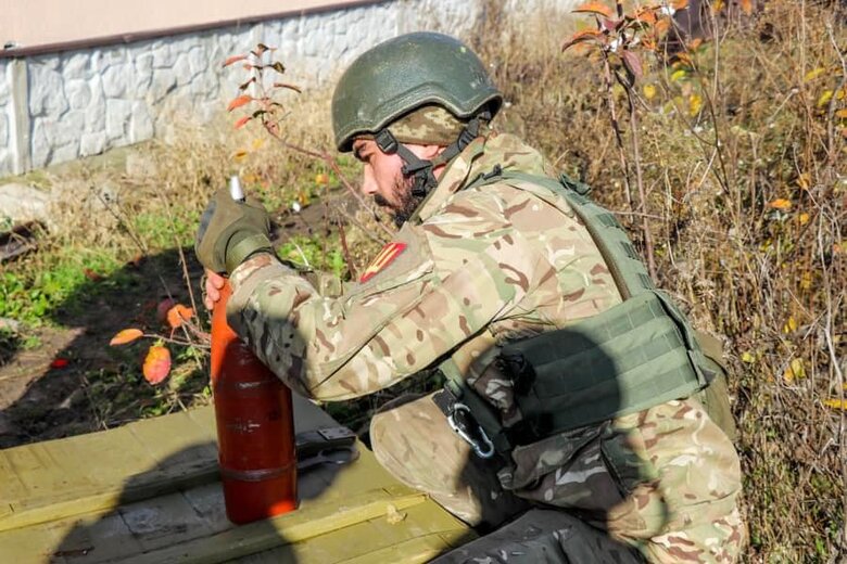 Нацгвардейцы в Харьковской области стреляют в россиян агитками с призывом сдаваться в плен 03