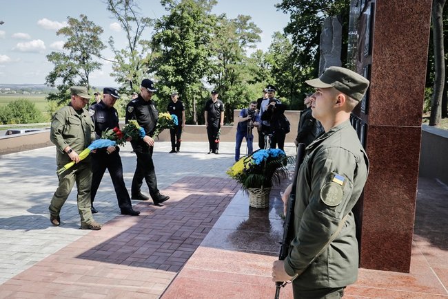 На Донетчине почтили память воинов, погибших в сбитом наемниками РФ под Славянском вертолете в 2014 году, - МВД 01