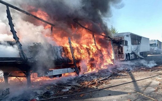 Атака РФ на Дніпропетровщину: ворог ударив поруч із автобусом, який перевозив 40 дітей. Поранено 10-річного хлопчика та 5 дорослих (оновлено). ФОТО