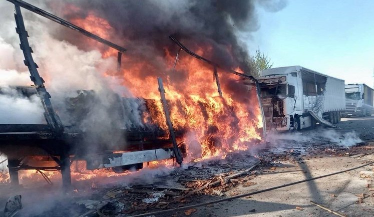 Атака РФ на Дніпропетровщину: ворог ударив поруч із автобусом, який перевозив 40 дітей. Поранено 10-річного хлопчика та 5 дорослих (оновлено). ФОТО