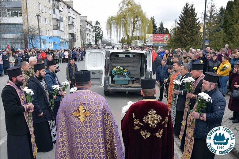 Тернопільщина попрощалася із загиблим 38-річним воїном Сергієм Грищуком, який повернувся із Польщі, щоб боронити країну 02