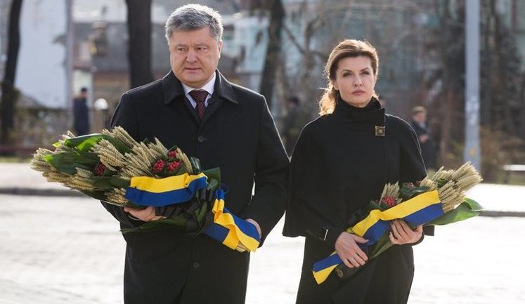 Maryna and Petro Poroshenko laid flowers at monument to Holodomor victims. PHOTO