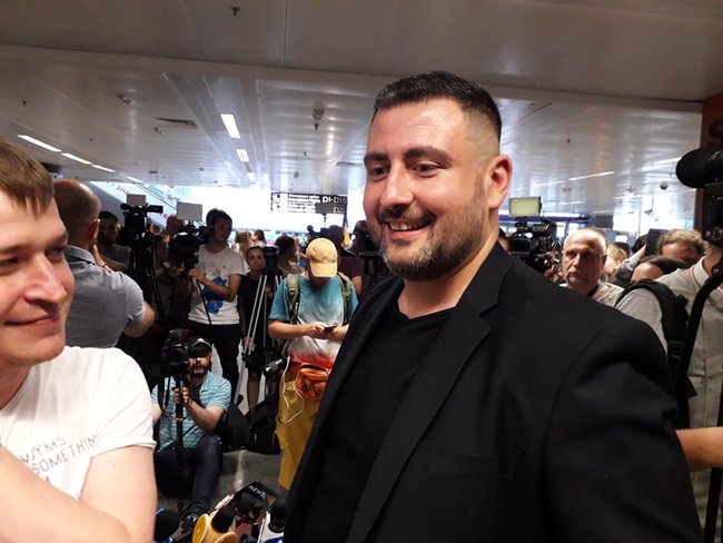 Прихильники Саакашвілі збираються в аеропорту Бориспіль - люди тримають банери і співають гімн 06 Прихильники Саакашвілі збираються в аеропорту Бориспіль - люди тримають банери і співають гімн 06