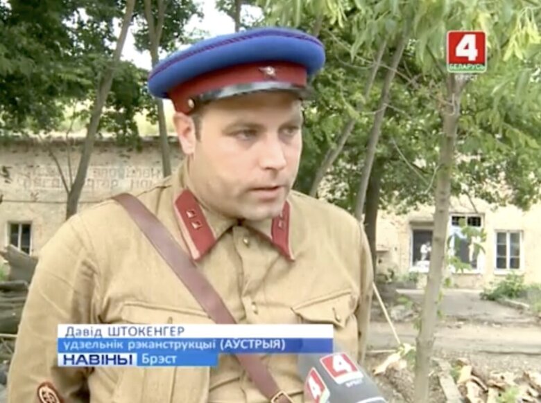 Заступник мера австрійського міста Швехат звільнився через фото у формі НКВС 02