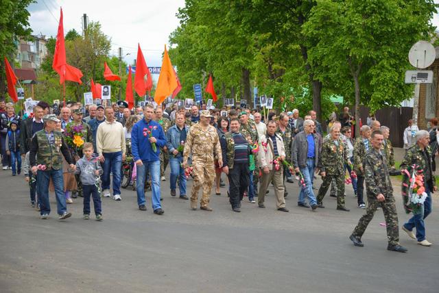 Пособник боевиков, коммунист Фомичевский провел в Изюме сепаратистское шоу. В шествии участвовало районное и городское начальство, - активист 03 Пособник боевиков, коммунист Фомичевский провел в Изюме сепаратистское шоу. В шествии участвовало районное и городское начальство, - активист 03