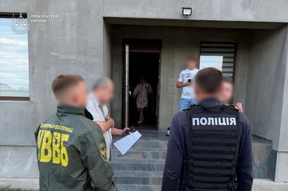 На Закарпатті правоохоронця підозрюють у переправленні військовозобов’язаного за кордон за $8 тис.