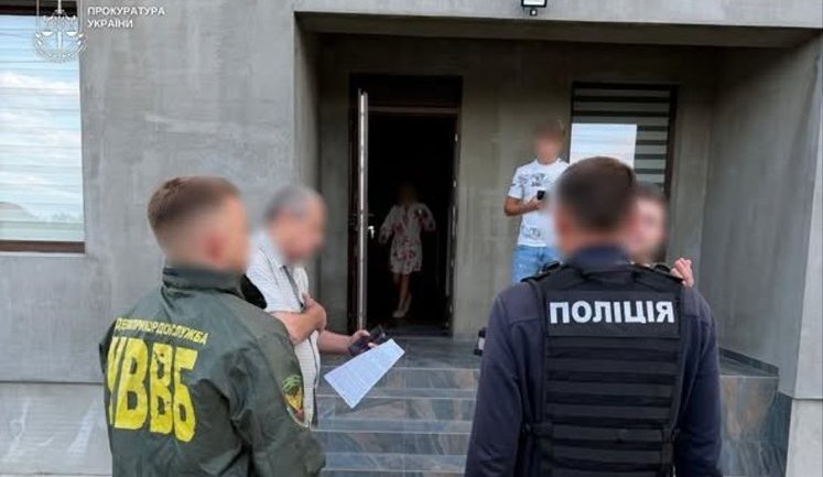 Правоохоронець за $8 тис. обіцяв провезти військовозобов’язаного через блокпости та переправити за кордон на Закарпатті, - прокуратура. ФОТО