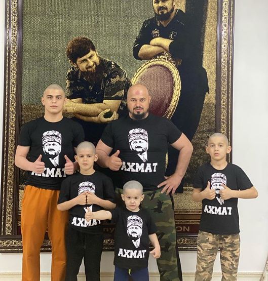 Кадиров через карантин підстригся налисо: приклад наслідували його чиновники 03